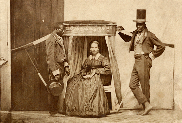 Fotógrafo não identificado / Acervo Instituto Moreira Salles<br>Senhora na liteira com dois escravos | Bahia, c. 1860 