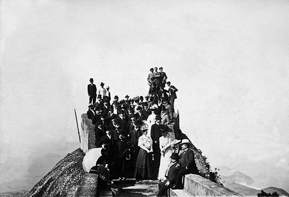 Grupo de turistas no mirante do Corcovado, 1905 | Revista Caras y Caretas/ Acervo IMS