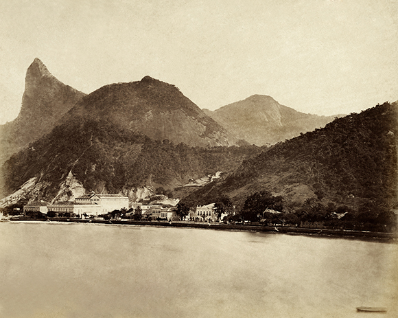 Praia de Botafogo, com o morro do Corcovado ao fundo, 1862 | Augusto Stahl / Coleção Gilberto Ferrez / Acervo IMS