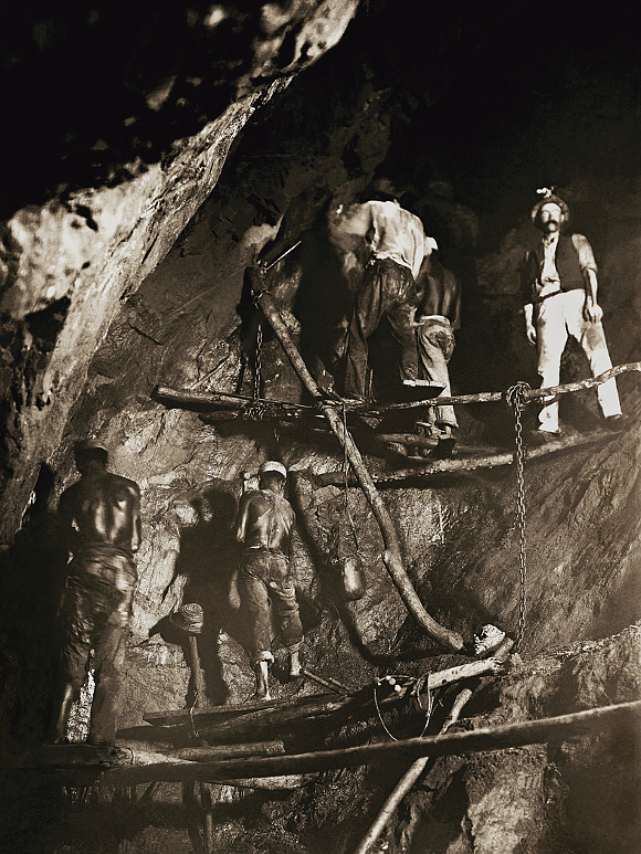 Marc Ferrez/ Coleção Gilberto Ferrez/ Acervo Instituto Moreira Salles<br>Primeira foto do trabalho no interior de uma mina de ouro | Minas Gerais, 1888 